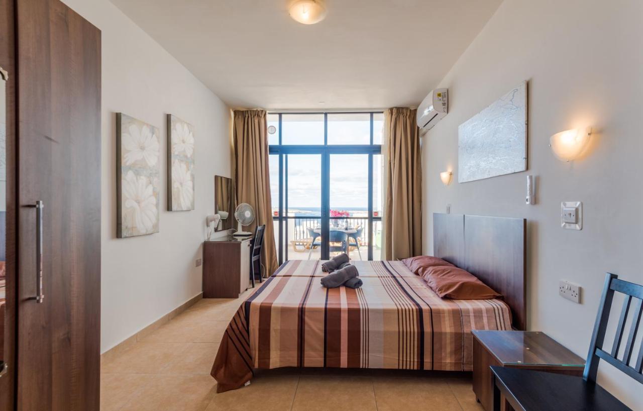Seashells 2 Bedroom With Sunny Terrace With Stunning Sea Views - By Getawaysmalta *